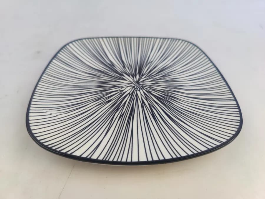 Assiette Plate Carrée 18,6 cm - Design Rayures Optiques