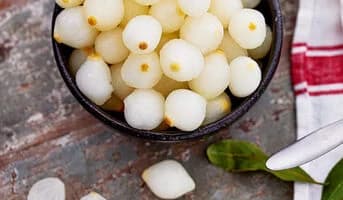 Petits oignons blancs entiers, épluchés