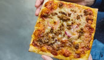 Pizza boeuf sauce tomate épicée