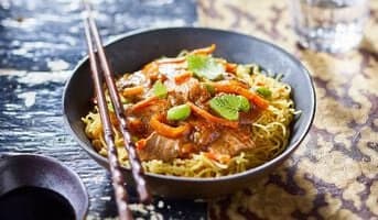 Bœuf aux oignons et nouilles chinoises aux légumes