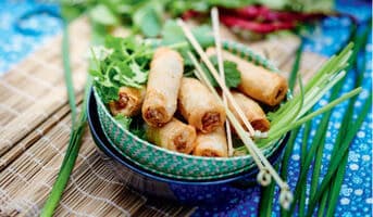8 Nems au poulet avec sauce nuoc-mâm