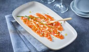 Emincés saumon mariné aux échalotes, zestes citron