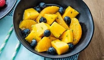 Salade de fruits bio, mangues, oranges, blueberries