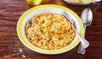 Crevettes à l'indienne, lentilles corail, légumes