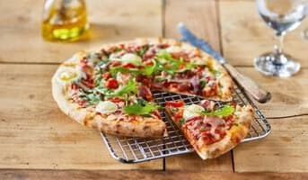 Pizza jambon speck, roquette, mozzarella