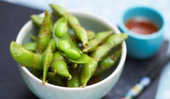 Edamame et sauce épicée