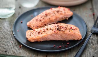 2 pavés de saumon au citron et au poivre