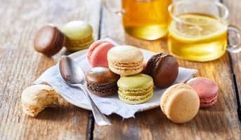 16 Macarons chocolat, framboise, vanille, pistache