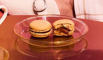 2 macarons caramel