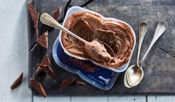 Crème glacée chocolat avec pépites de chocolat