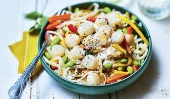 St-Jacques, sauce au basilic thai, nouilles de riz
