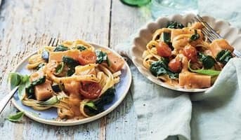 Linguine au saumon ASC, sauce tomatée, légumes