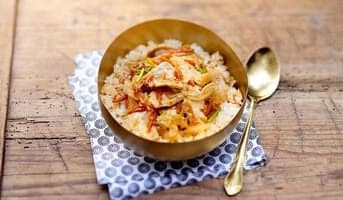 Poulet bulgogi, kimchi et riz cuisiné