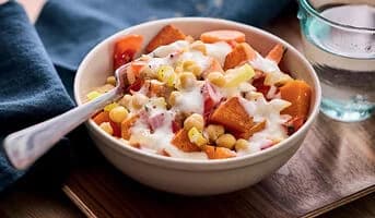 Bol de patate douce grillée, pois chiche, tomate