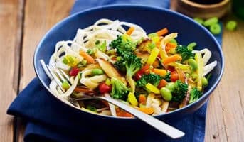 Nouilles de riz légumes à l'asiatique