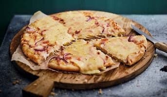 Pizza cheddar, lardon fumé, oignon rouge