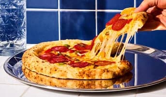 Pizza 3 fromages salami sauce barbecue