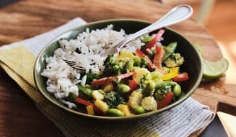 Curry vert de légumes et riz thaï