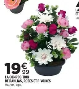 La composition de dahlias, roses et pivoines