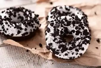 2 donuts Oreo